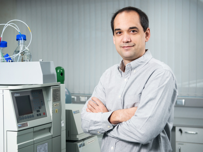 Sebastian Bhakdi in lab