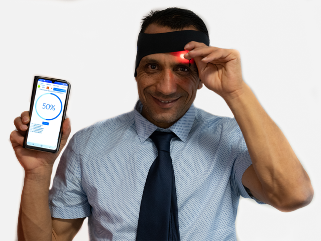 Mohamed Khalifa wearing Oxyflex device, holding smartphone showing reading