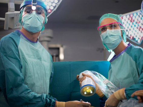 Surgeons using Fluobeam LX in the operating room