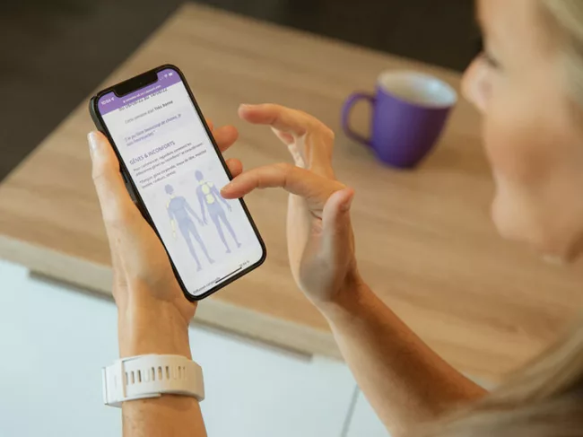 Person wearing Remedee's wristband and using smartphone app