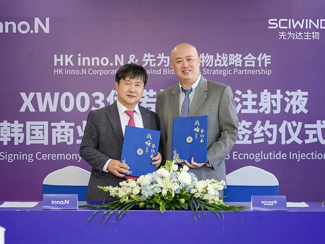 HK Inno.N CEO Dal-won Kwak (left) and Sciwind Biosciences CEO Hai Pan