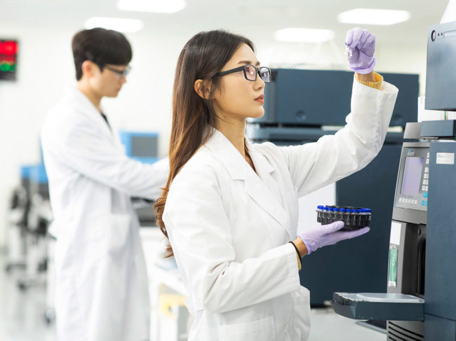 Scientists working in Samsung Bioepis lab