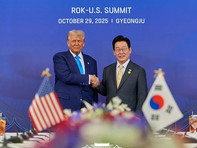 U.S. President Donald J. Trump (left) and South Korea President Lee Jae-myung at the ROK-U.S. summit