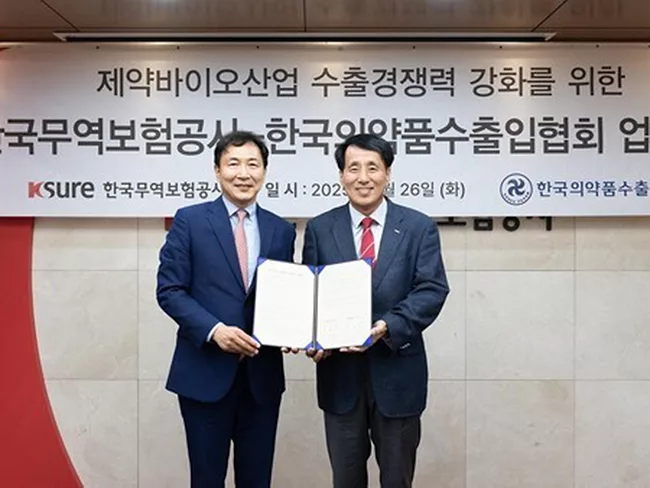 K-Sure Chairman and President Jang Young-jin Ryu (right) with KPTA Chairman Ryu Hyung-seon at the MOU signing