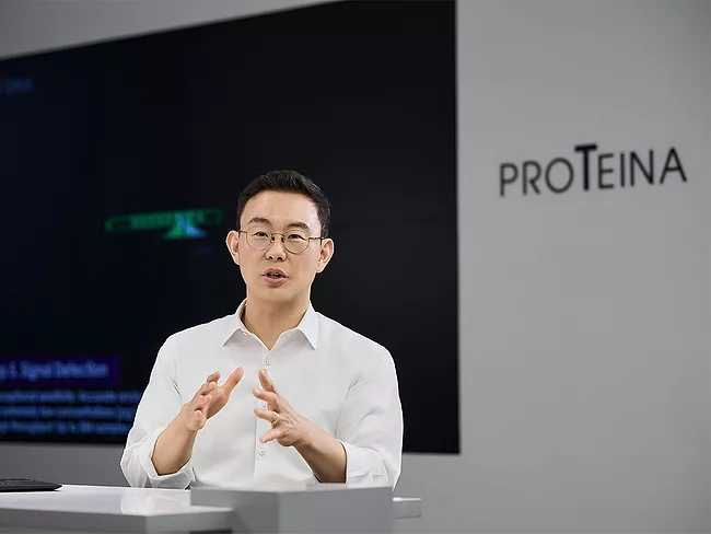 Proteina CEO Yoon Tae-young giving a talk
