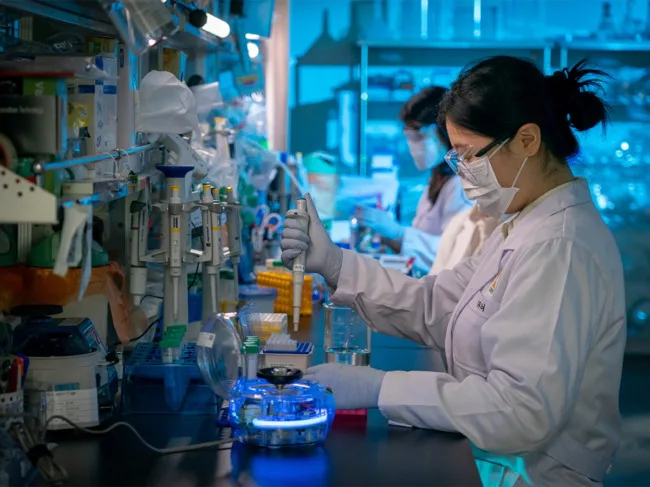 Daewoong researchers in the lab