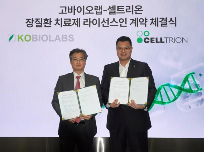 Seo Jin-seok of Celltrion (right) with Ko Kwang-pyo of Kobiolabs (left)