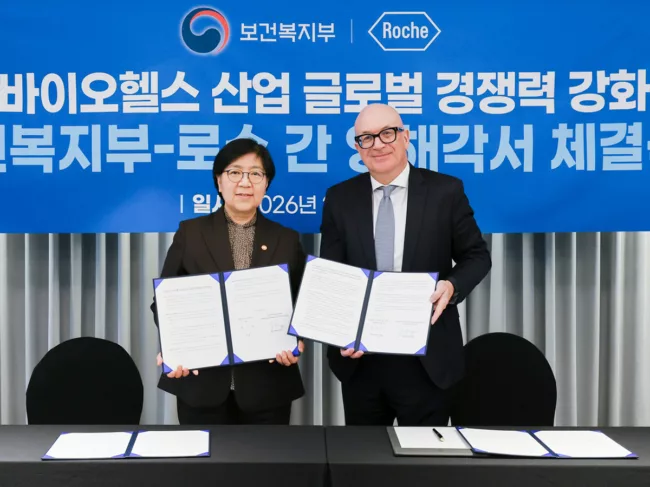 MOHW Minister Jeong Eun Kyeong and Jörg-Michael Rupp, Roche
