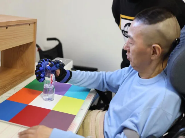 Patient using Neuracle NEO system