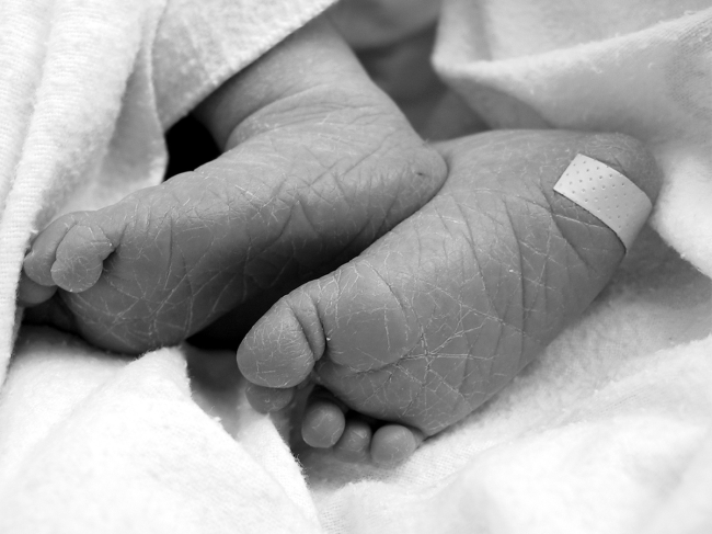 newborn-infant-baby-feet.png